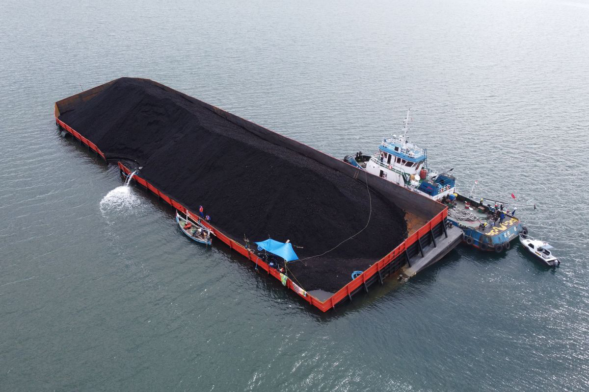 kapal tongkang batu bara
